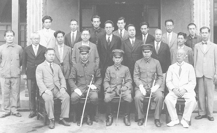 徳丸工場事務所正面玄関前。前列左端が岩治
