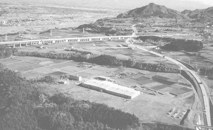 竣工当時の月夜野工場全景